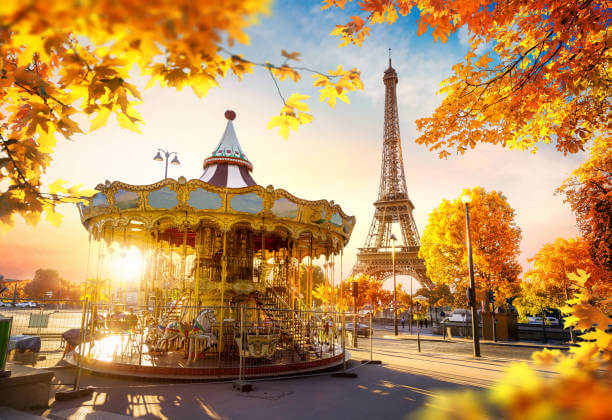 Read more about the article Embracing of Autumn in Paris: A Visual Feast